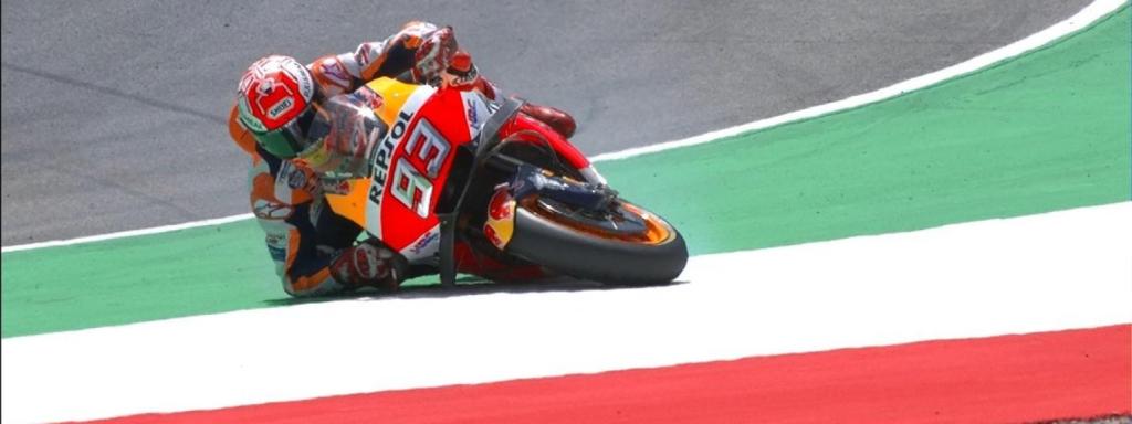Caída de Marc Márquez en la curva 10 del circuito de Mugello.