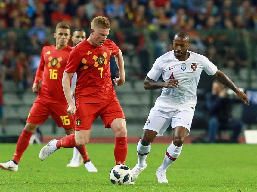 De Bruyne controla ante la mirada de Fernandes.