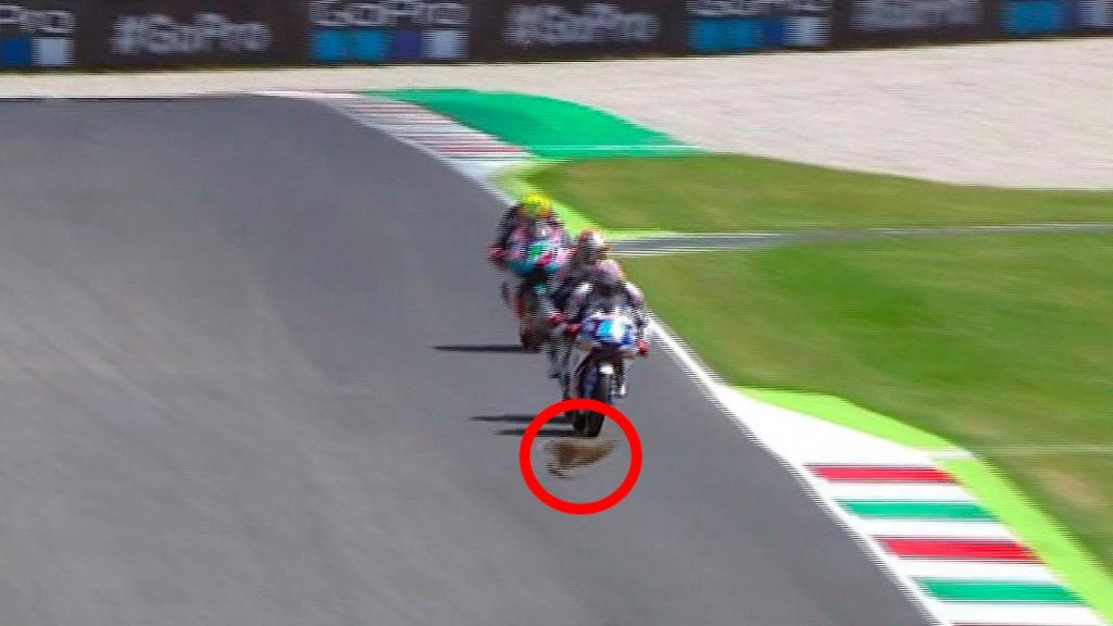 Momento en el que Jorge Martín libra al conejo en Mugello.