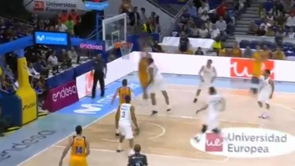 Tavares realiza un tapón ante el Herbalife Gran Canaria.