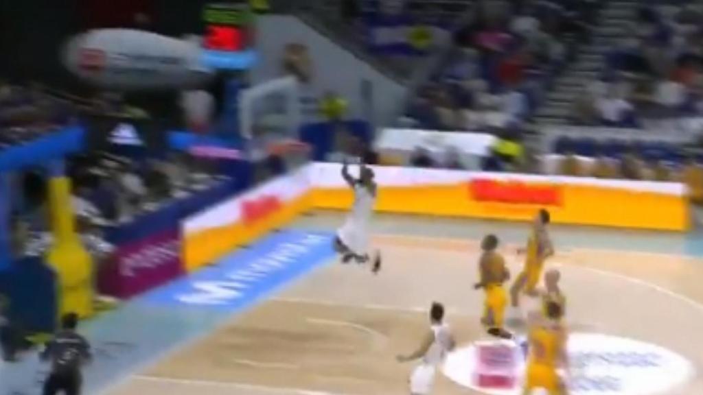 Jeff Taylor machaca el aro a placer