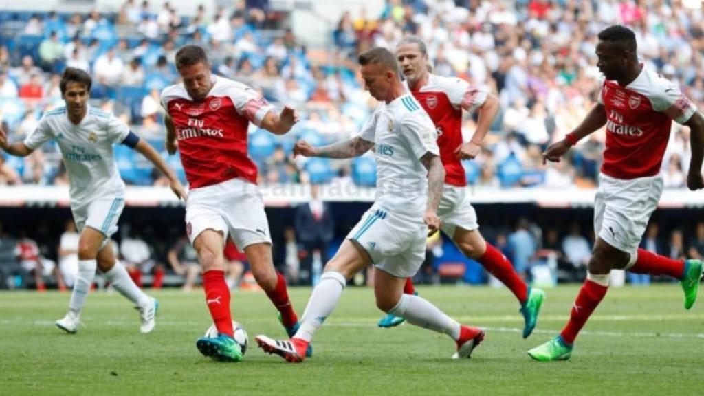 Guti regatea a su defensor, antes de anotar su gol, en el Corazón Classic Match.