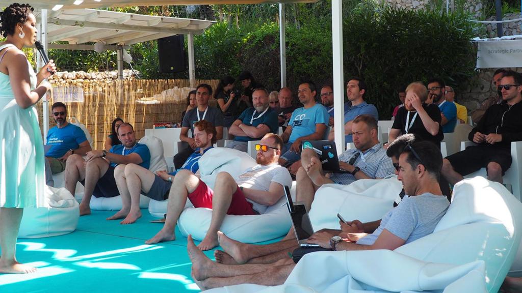 Un momento de la charla que pronunció Alicia Stewart a los participantes en la iniciativa.