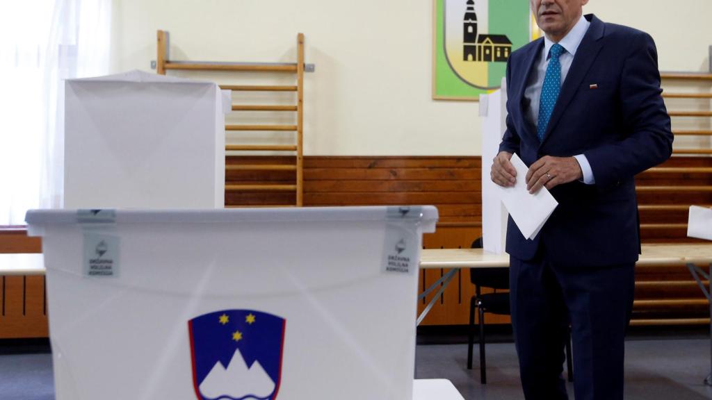 Jansa depositando su voto este domingo