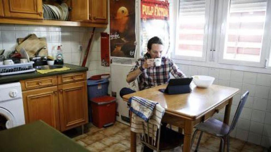 Pablo Iglesias en su piso de Vallecas, antes de trasladarse a Galapagar.
