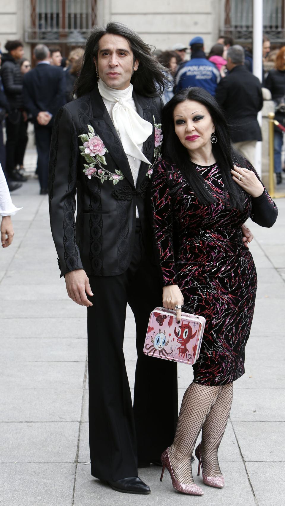 Alaska y Mario posando.