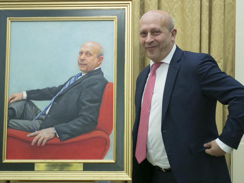 Wert, con su retrato en el ministerio de Cultura.