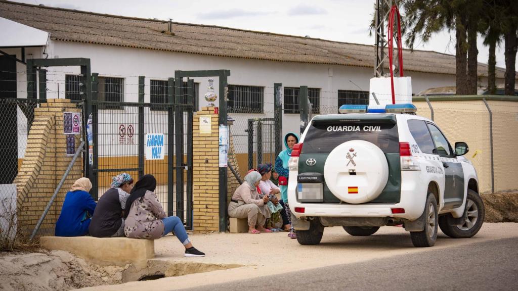 La Guardia Civil se personó este lunes en la empresa fresera denunciada por cuatro de sus empleadas.