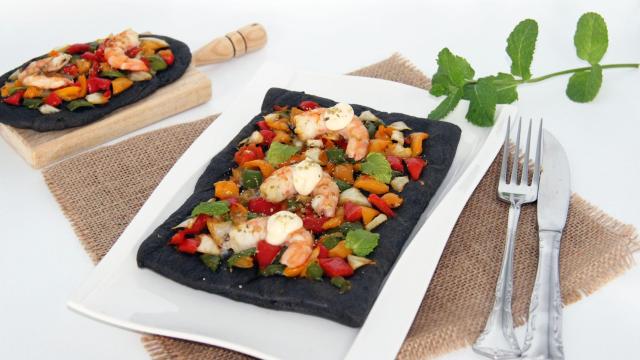 COCA NEGRA CON VERDURAS Y LANGOSTINOS CON TMX Portada