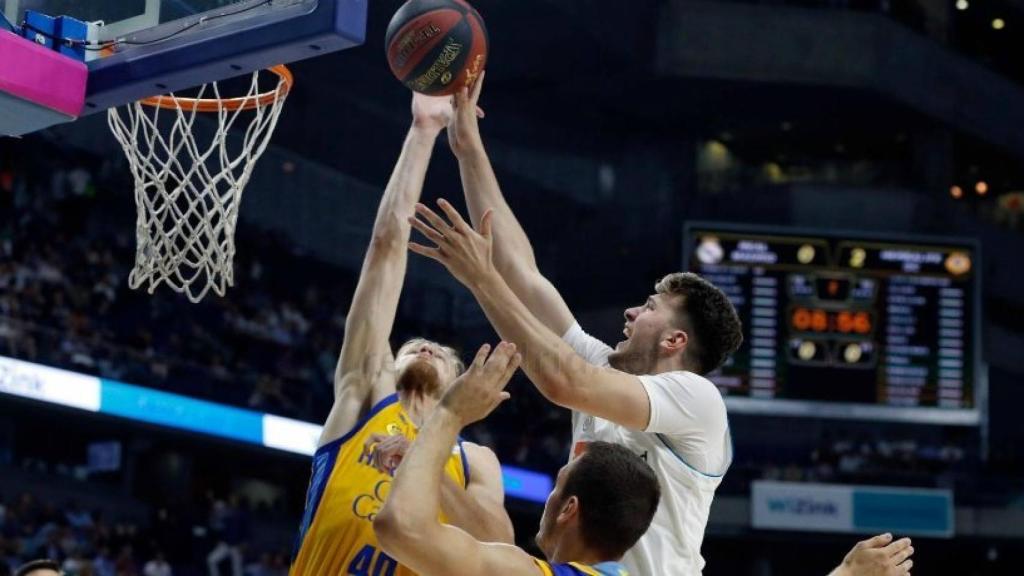 Doncic lanzando a canasta ante Gran Canaria