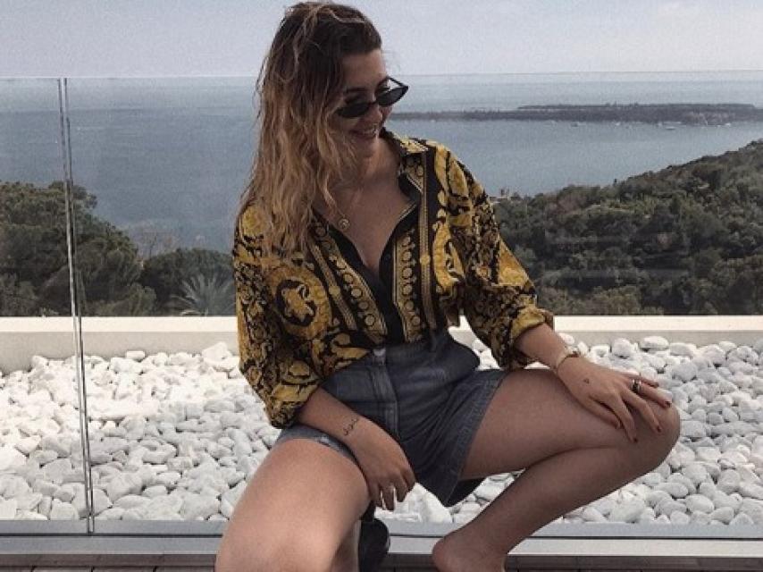 Alba Díaz luciendo la camisa de Versace de 1.500 euros.