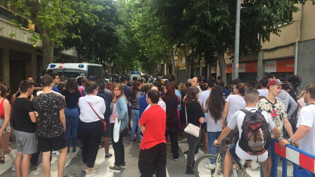 Una multitud esperó la salida del asesino durante todo el día en su portal