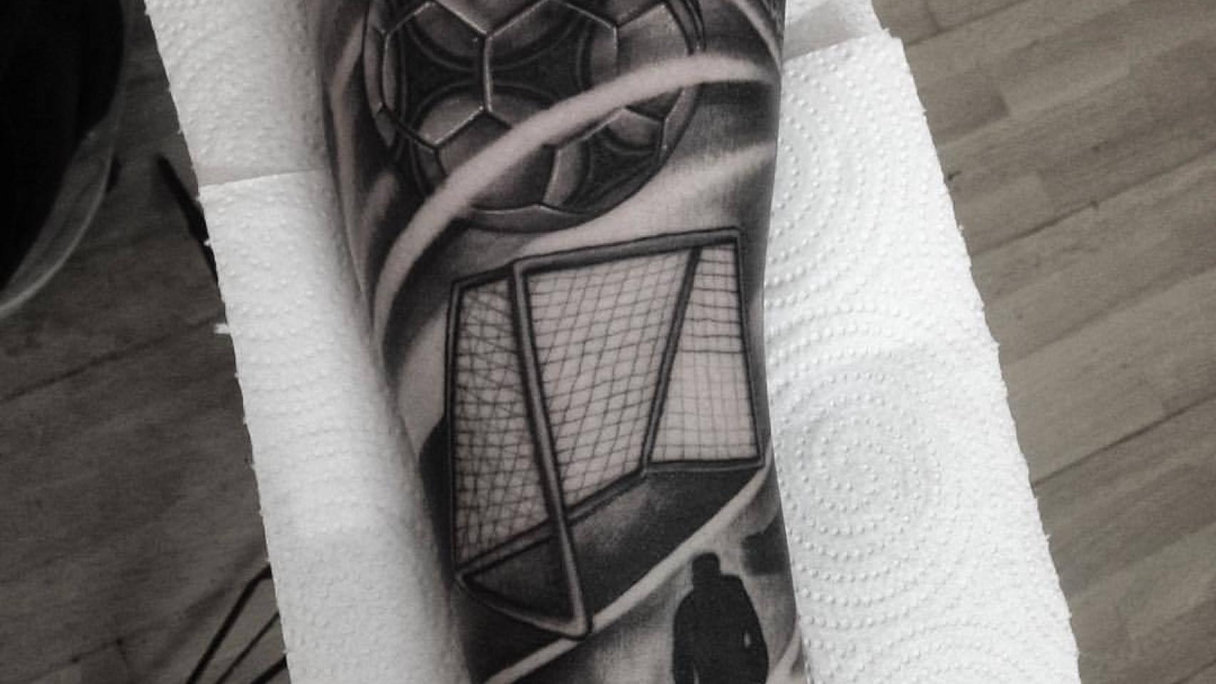 Un padre y un hijo camino del campo de fútbol.