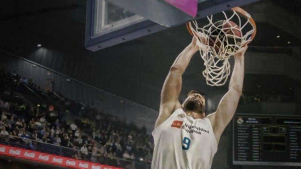 Felipe Reyes entrando a canasta. Imagen: Twitter (@9FelipeReyes)
