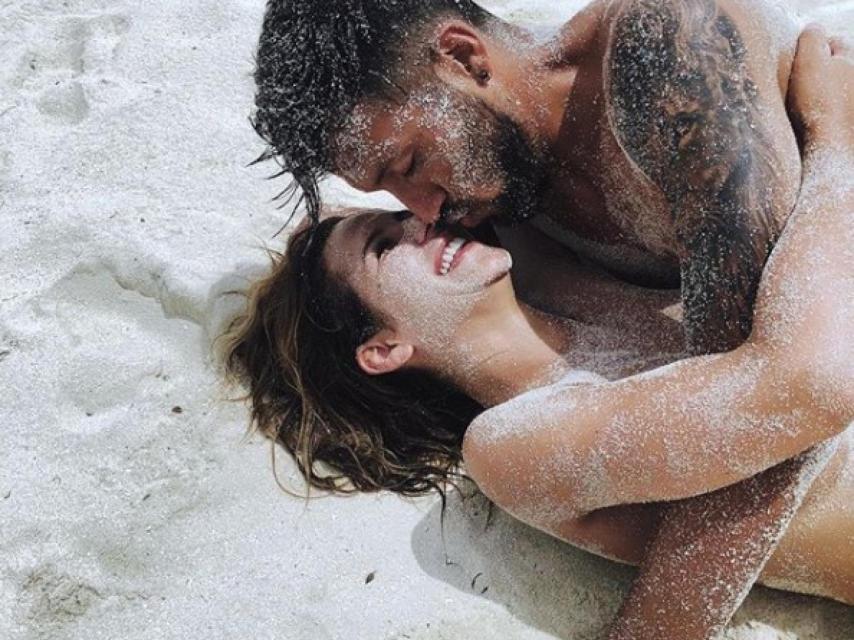 Ezequiel y Tamara en la plaza de la isla.