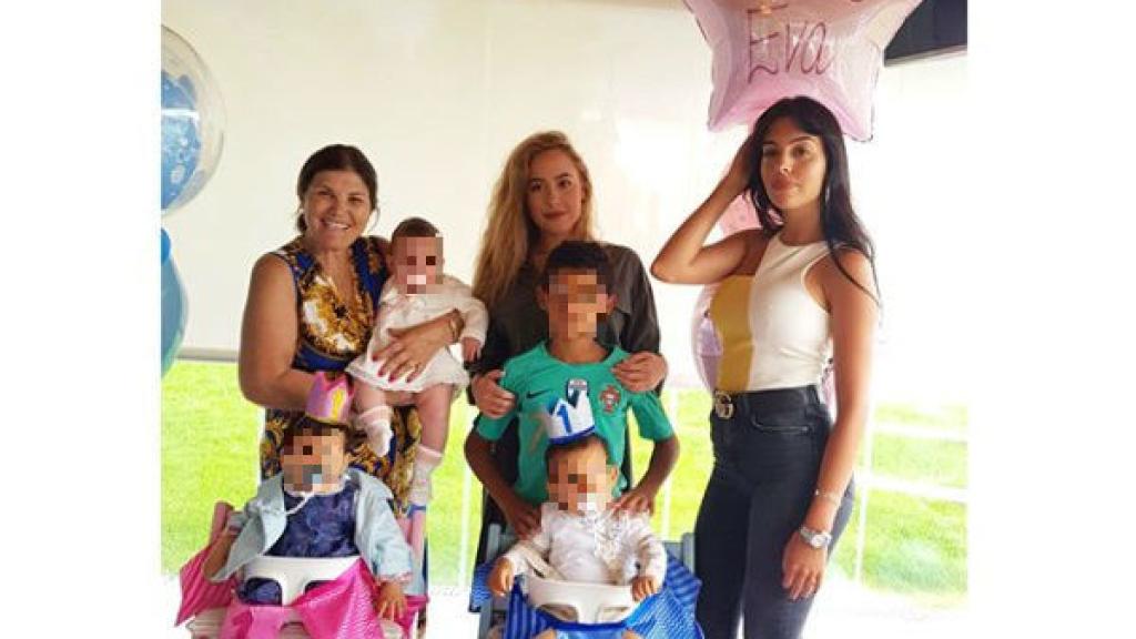 Georgina e Ivana Rodríguez, Dolores Aveiro y los cuatro hijos de Cristiano.