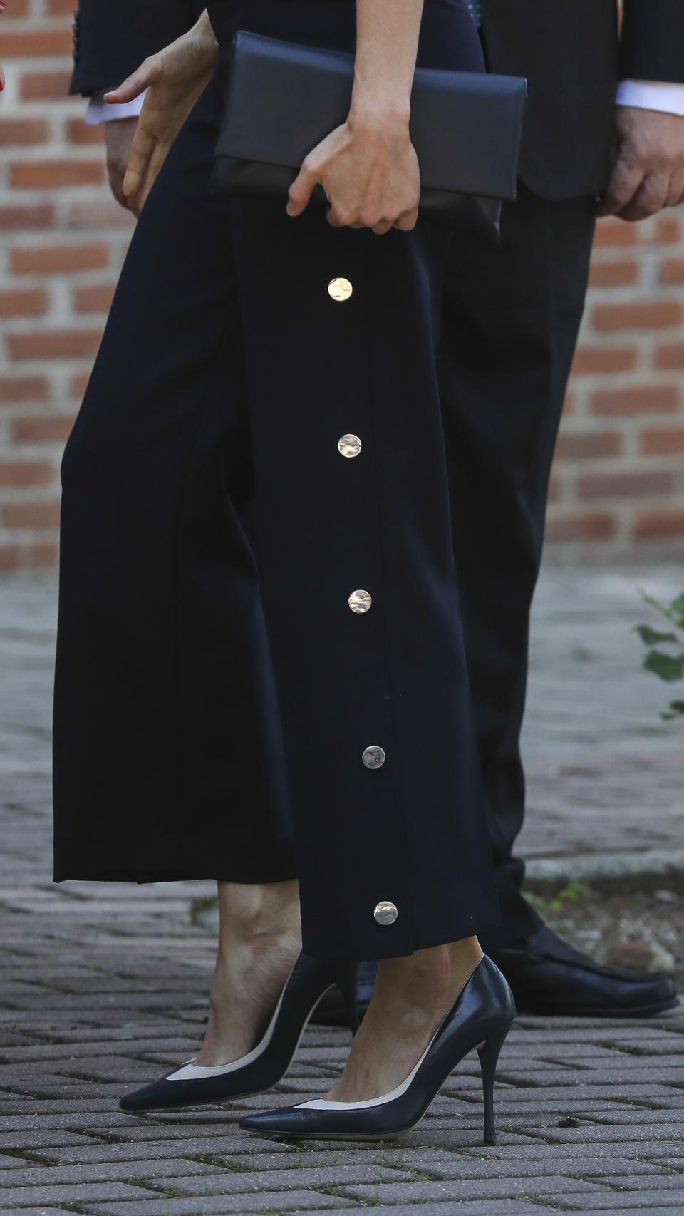Letizia con los pantalones de la polémica.