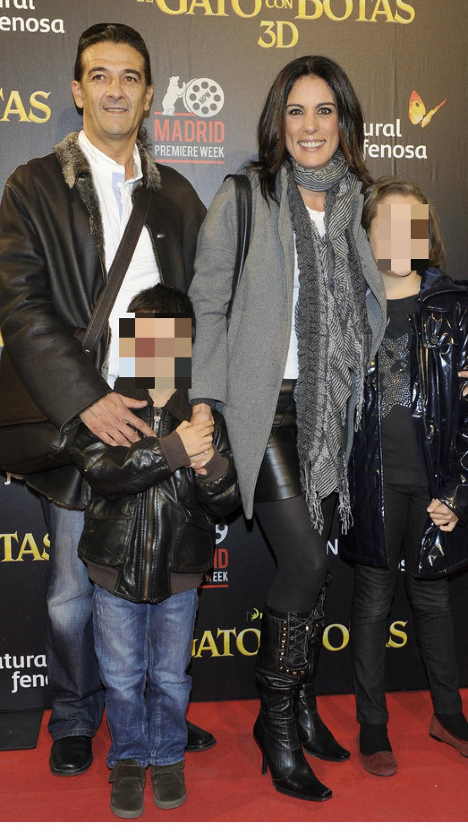 Alicia, su ex y sus hijos.