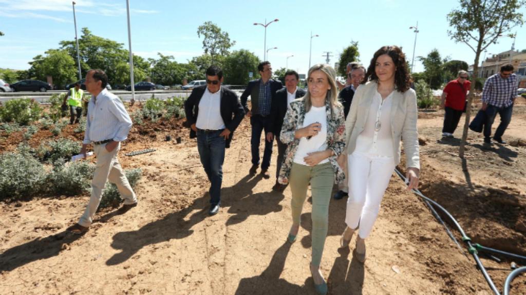 Tolón ha visitado las obras de ajardinamiento de la gasolinera del barrio de Santa Bárbara (Óscar Huertas)