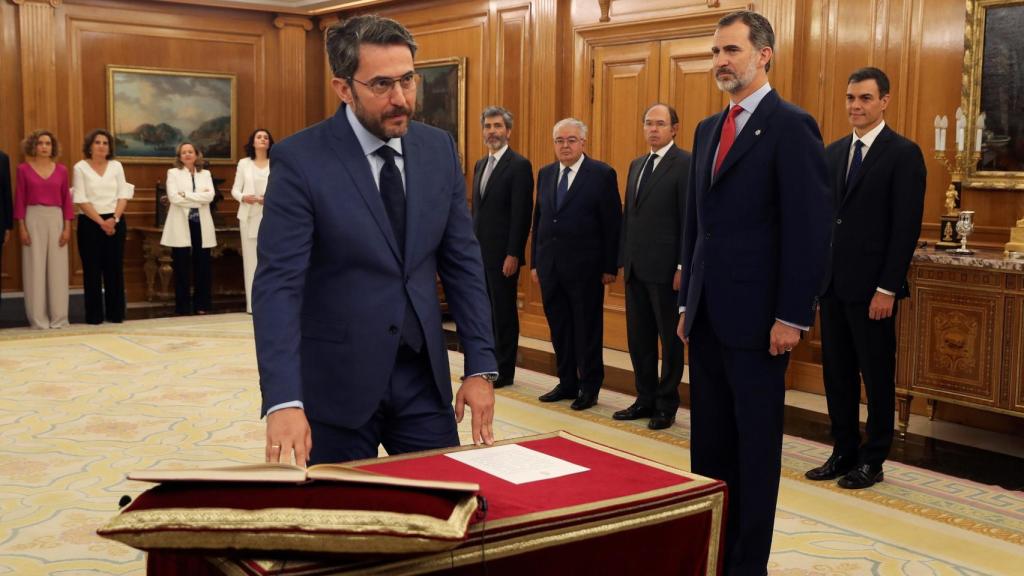 Máxim Huerta promete su cargo como ministro de Cultura y Deportes del Gobierno de Pedro Sánchez ante Felipe VI.
