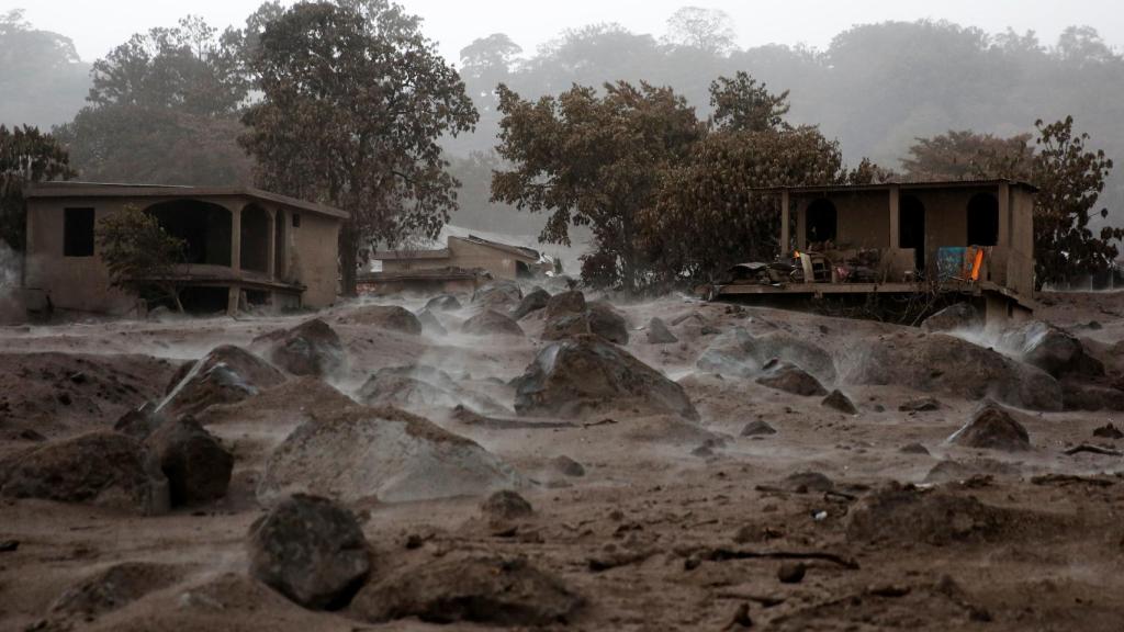 Rocas volcánicas arrojadas por el volcán de Fuego a las viviendas de la zona.