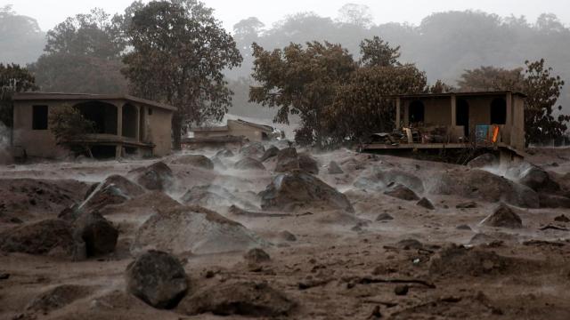 Rocas volcánicas arrojadas por el volcán de Fuego a las viviendas de la zona.