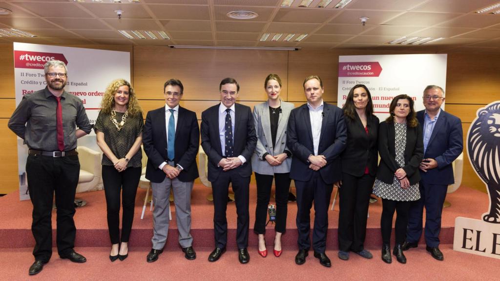 Foto de familia. De izquierda a derecha: Miguel Ángel Uriondo, redactor jefe de Empresas y Medios de EL ESPAÑOL; Marta Nodal, directora comercial de Crédito y Caución; Jacinto Iglesias, director general de Crédito y Caución; Pedro J Ramírez, director del diario EL ESPAÑOL; María Muñoz Vidal, directora comercial de My Investor; Daniel Lacalle, doctor en Economía; Marta García Aller, periodista en El Independiente; Belén Carreño, periodista económica y John Müller, periodista