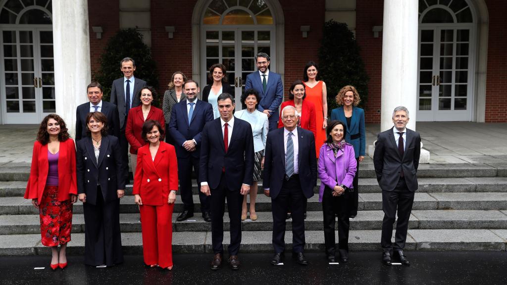 Foto oficial del Gobierno de Pedro Sánchez tras su primero Consejo de Gobierno.