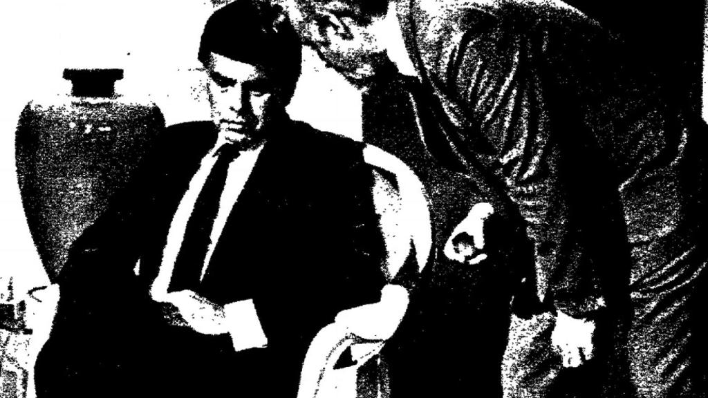 Calviño susurra al oído de Felipe González.