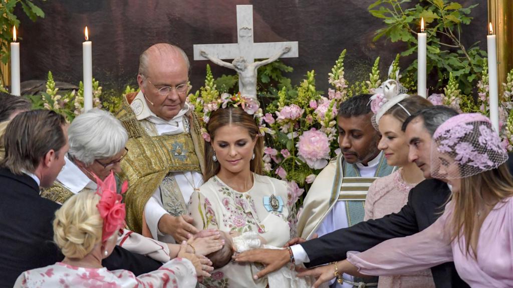 Magdalena de Suecia y los padrinos en el bautizo de Adrienne.