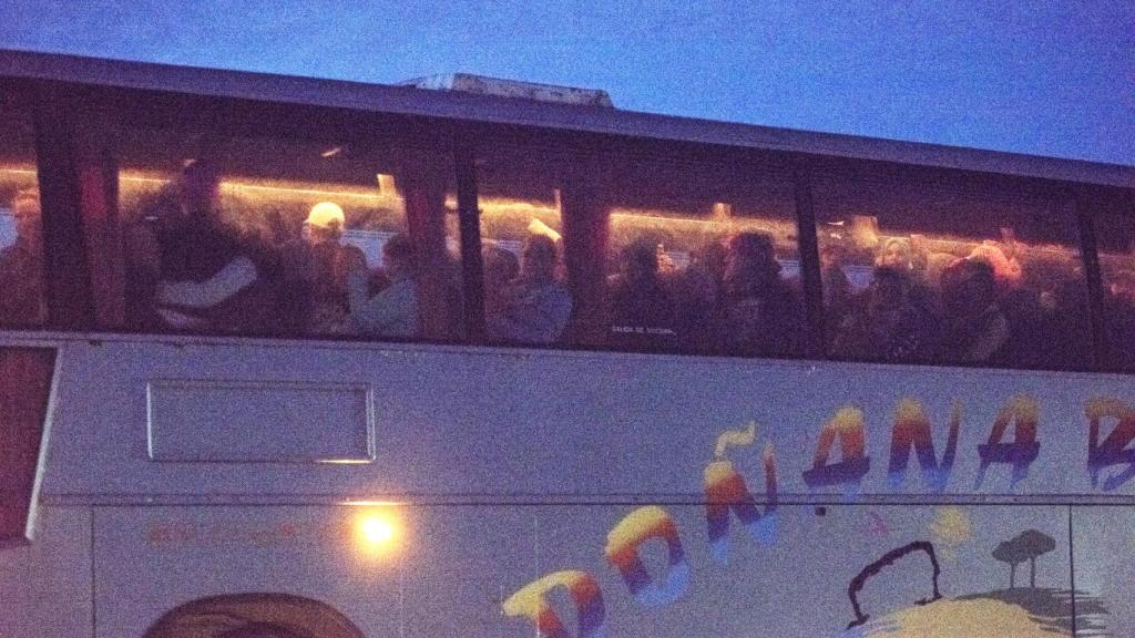 Autobús de la empresa Doñana 1998. El conductor del vehículo traslada a muchas más personas de las que permite su aforo. Muchas jornaleras se amontonan unas encima de otras. Algunas también van de pie en el pasillo.