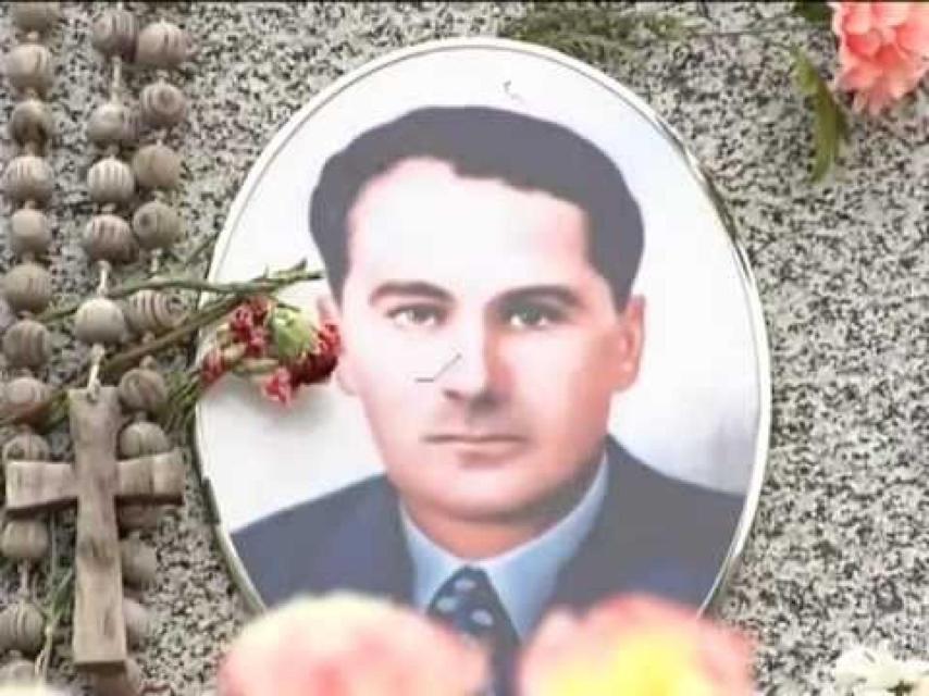 Una de las lápidas que reproducen el rostro de este médico en el camposanto de Ceuta.