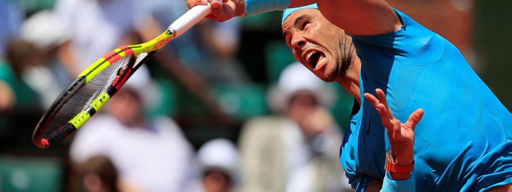 Rafa Nadal golpea la pelota.