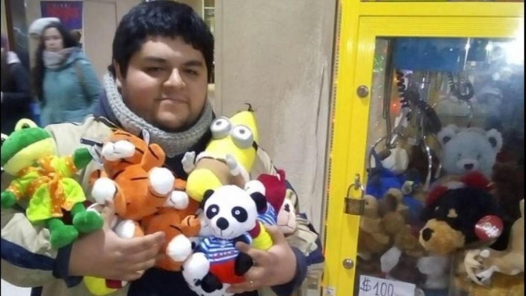 Javier Lizana posando con varios de los peluches que saca habitualmente de la máquina.
