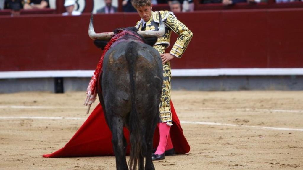 Escribano con el primer toro