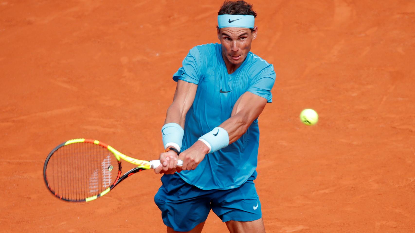 Rafa Nadal golpea la pelota.