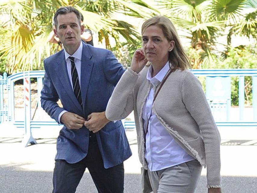 Iñaki Urdangarin y Cristina de Borbón, a la puerta de los juzgados de Palma. Gtres.