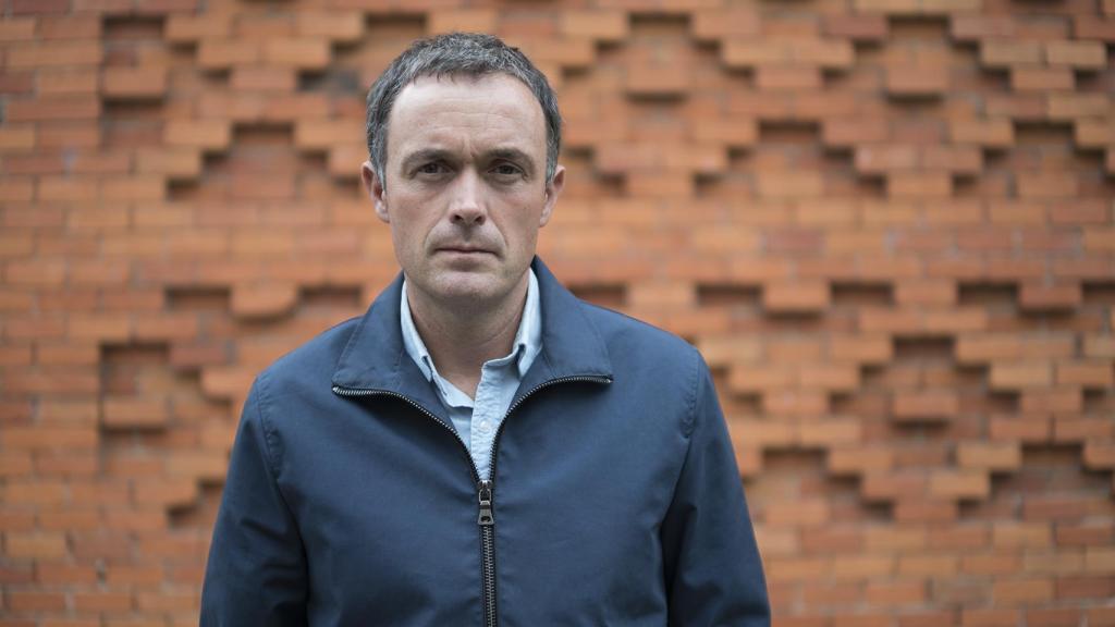 Mikel Ayestaran frente a la Casa Árabe, en Madrid.