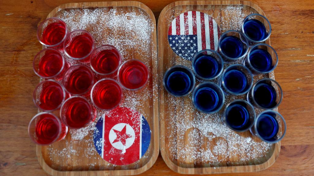 Chupitos rojos y azules en la mesa de un bar de Singapur.