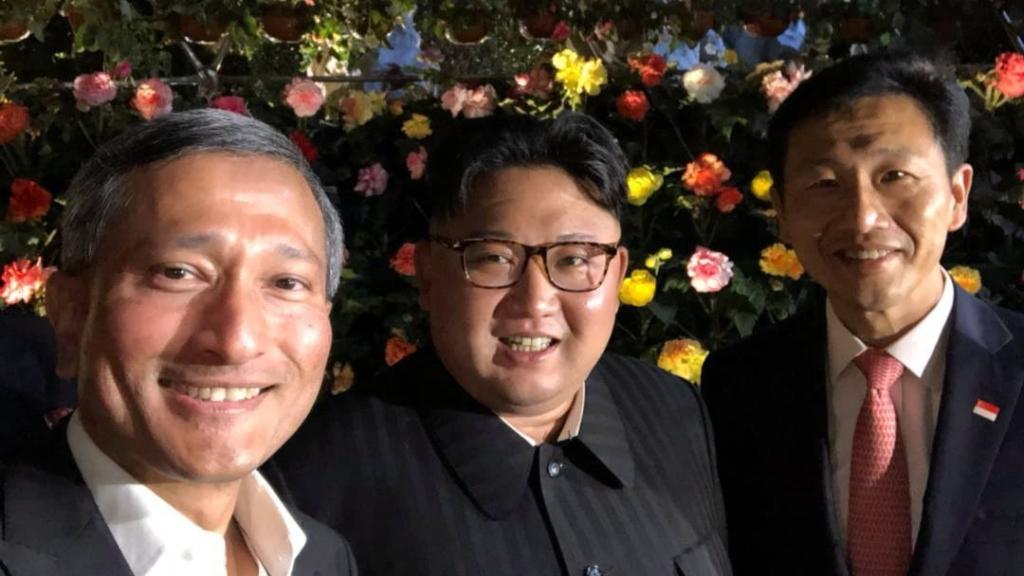 El ministro de Exteriores de Singapur, Vivian Balakrishnan (i), Kim Jong-un, y el ministro de Educación de Singapur, Ong Ye Kund, durante su visita al puente Jubileee en Singapur .