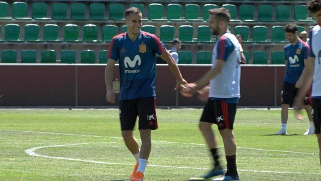 Lucas Vázquez se ríe con Jordi Alba en el entrenamiento de la selección española