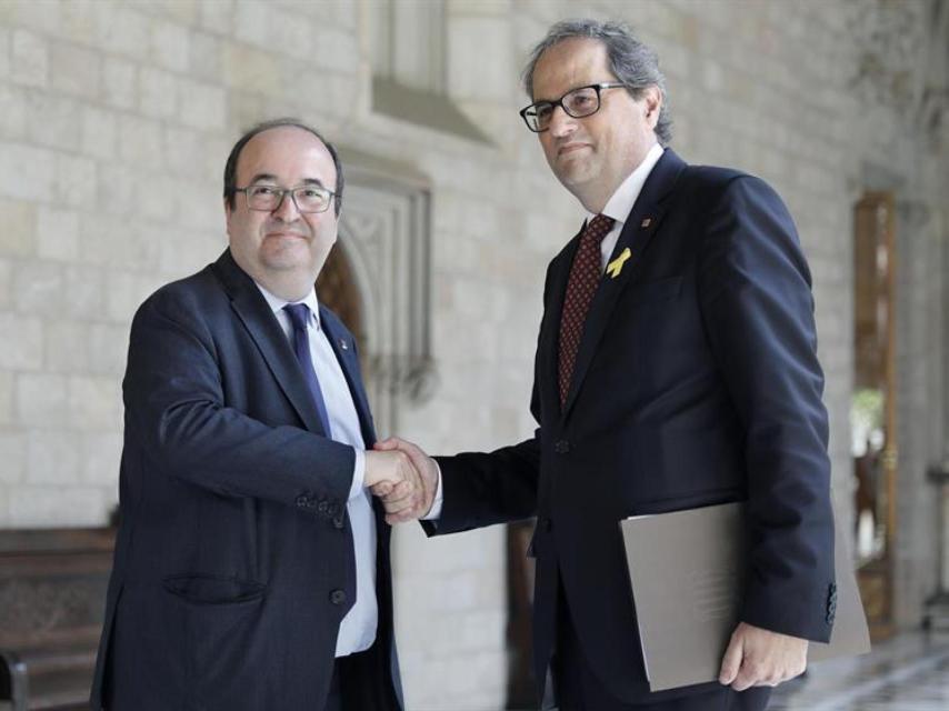 Quim Torra saluda a Miquel Iceta antes de la reunión mantenida en el Palacio de la Generalidad.