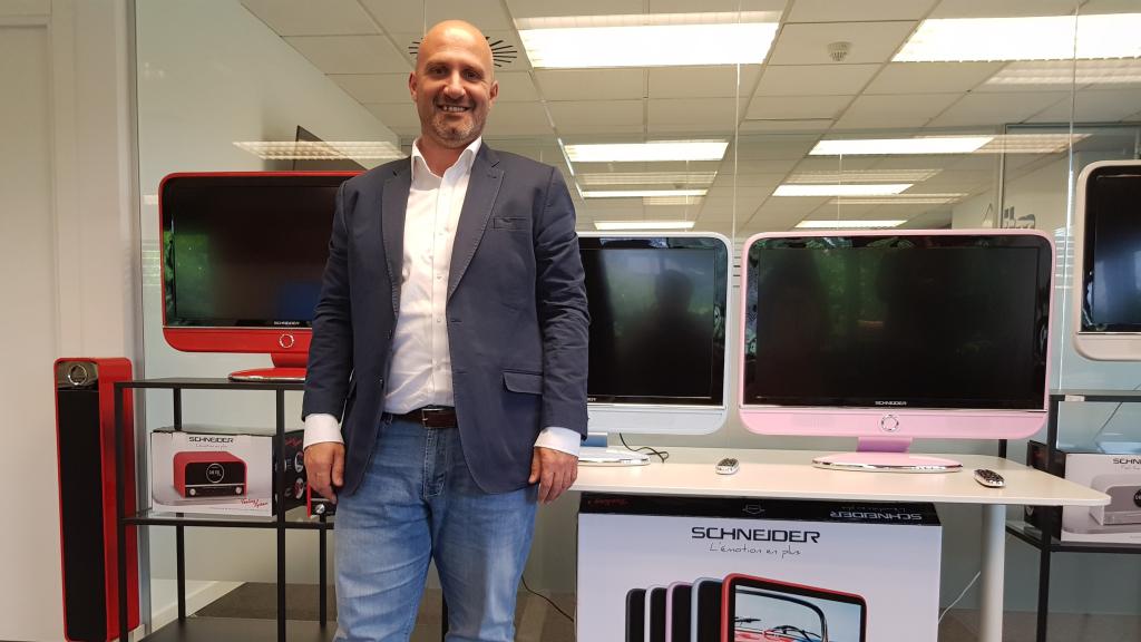 Schneider: cómo intentar derrotar a Samsung o a LG con televisores nostálgicos