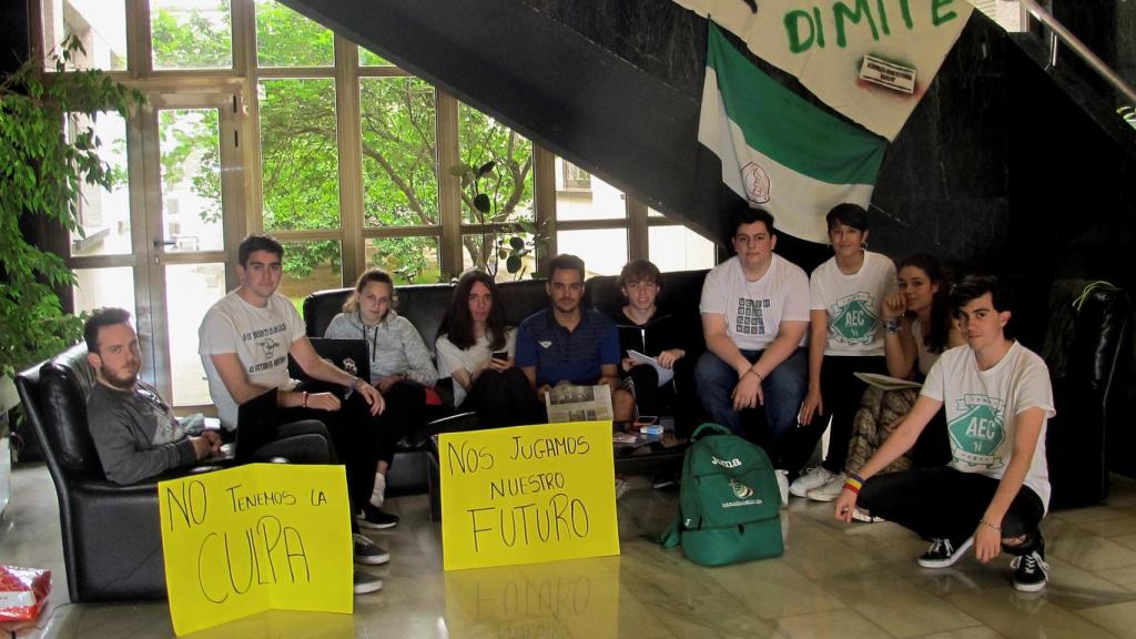 Estudiantes durante su encierro en el rectorado de la Universidad de Extremadura.