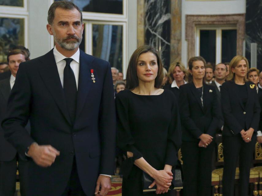 El rey junto a su hermana en el último acto en el que han coincidido.