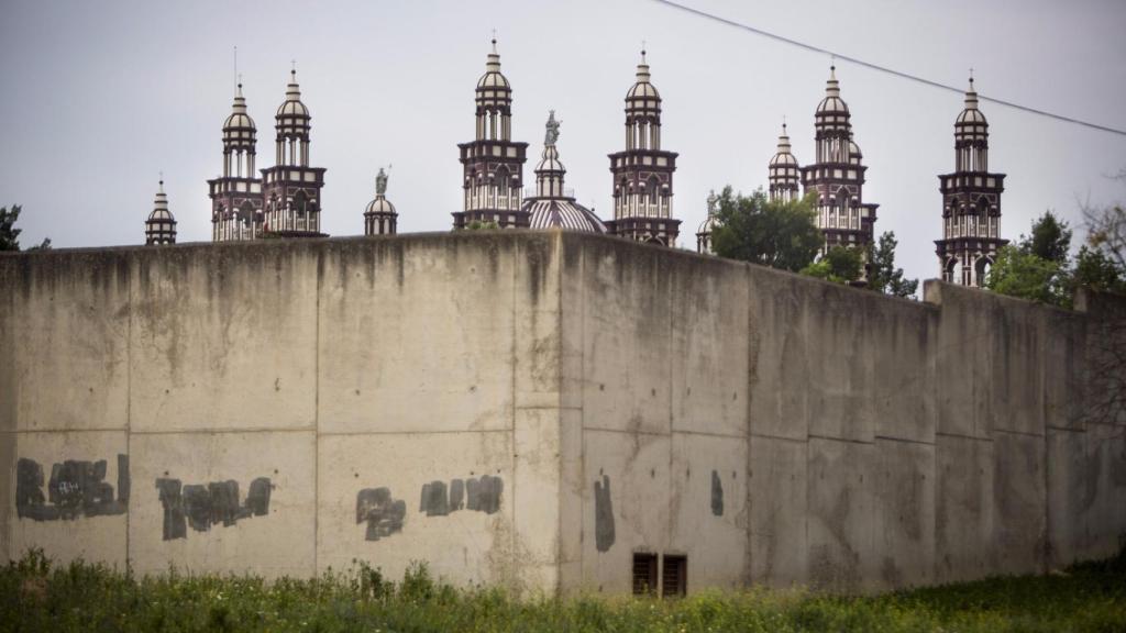 Los muros de la Iglesia de El Palmar de Troya.