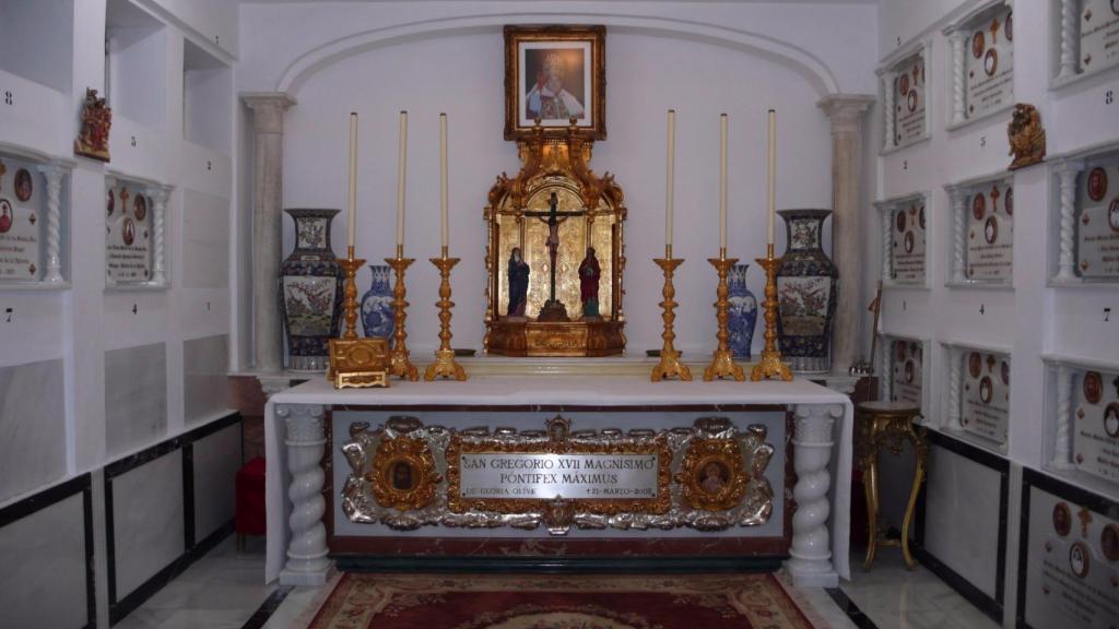 Algunos de los tesoros de la Iglesia de El Palmar de Troya.