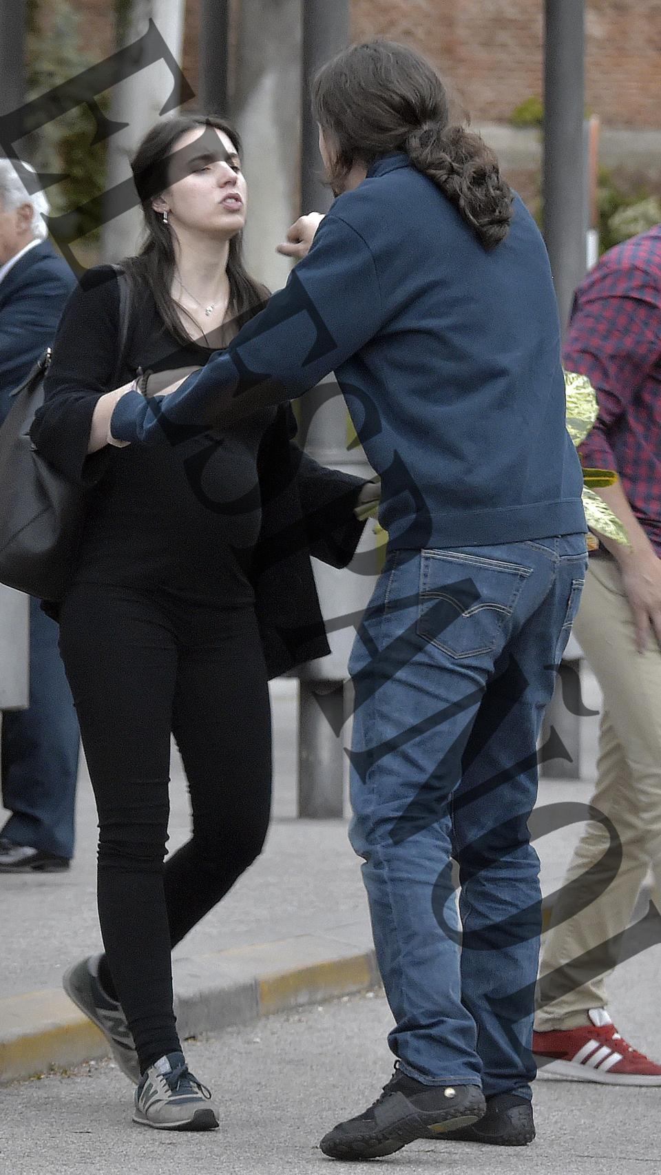 La pareja abrazándose.