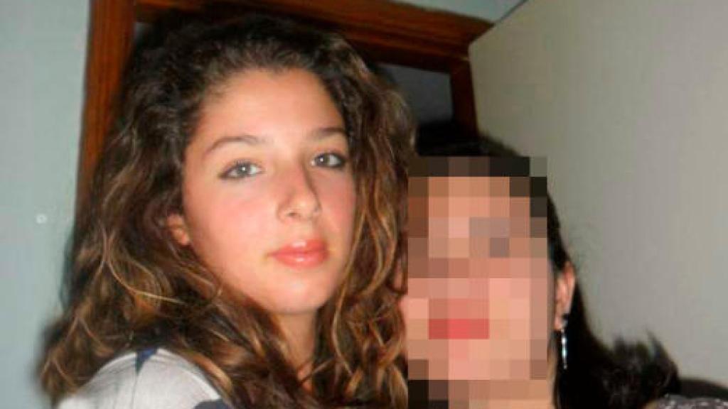 Vanesa en una foto con una amiga.