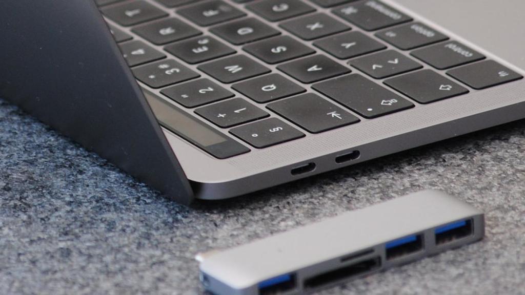 Los MacBook ya tienen puertos USB-C, compatibles con DisplayPort